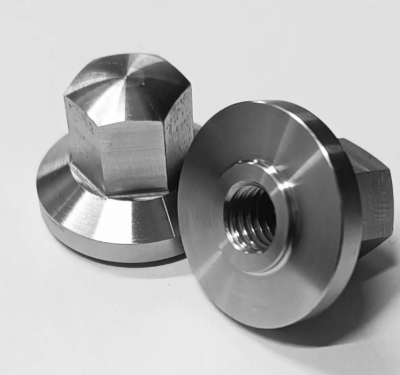 CNC tezgâhında üretilmiş altı köşe başlı metal bağlantı elemanı