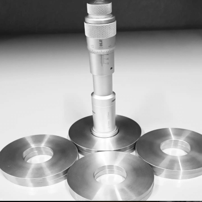Mikrometre ile ölçülen CNC işlenmiş hassas metal disk parçalar